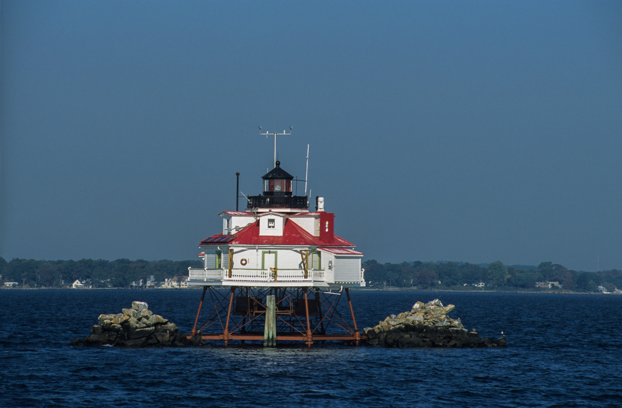 Bay destinations, including picturesque lighthouses, for memorable boating excursions